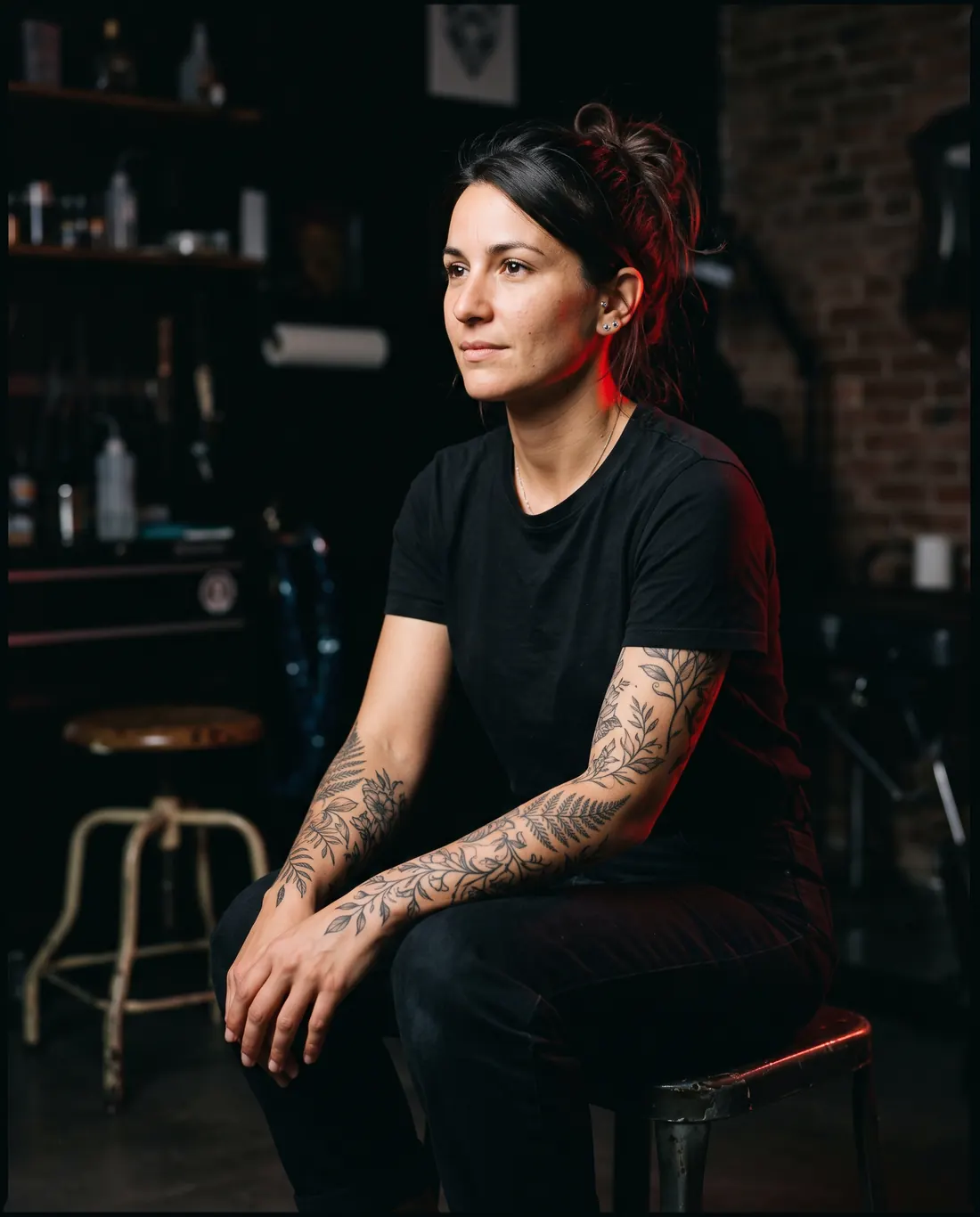 Portrait d'Inès, la tatoueuse de Sainte Ronce, en duotone noir et rouge